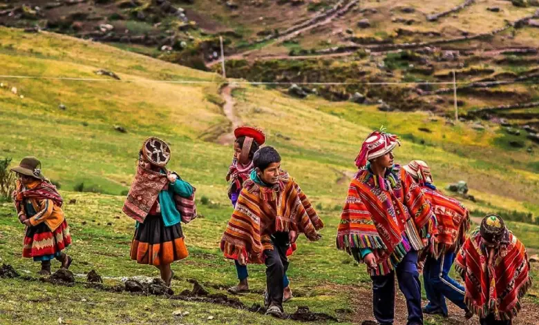 Children in Lares trek Children in Lares trek