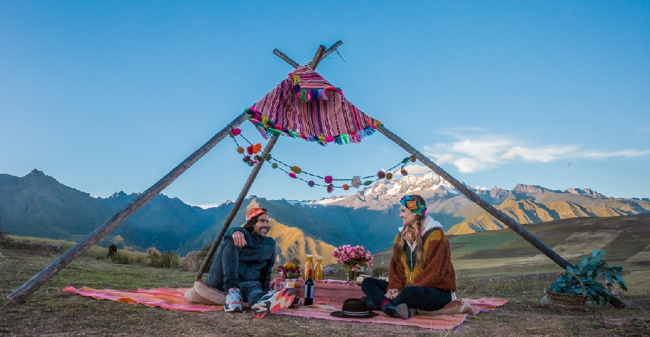 tourists-having-a-picnic-in-sacred-valley-cusco