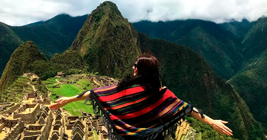 visit Machu Picchu, photographs with a view of Machu Picchu in the background