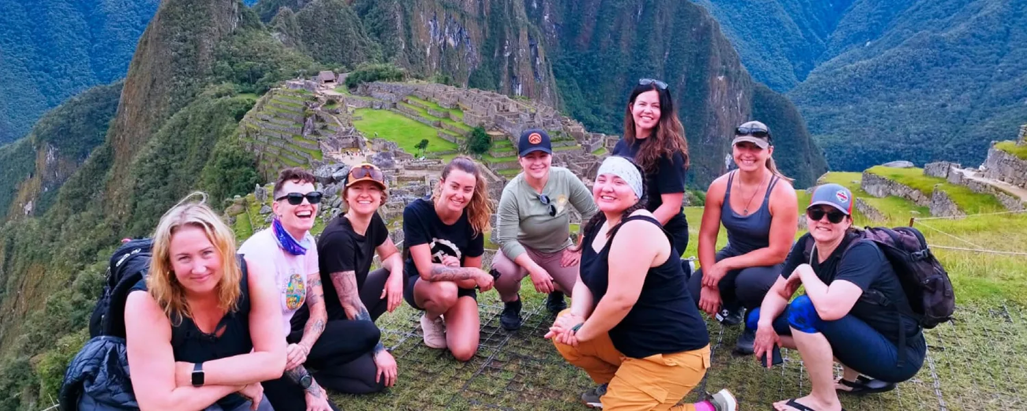 traveler group in sacred valley conection to machu picchu 