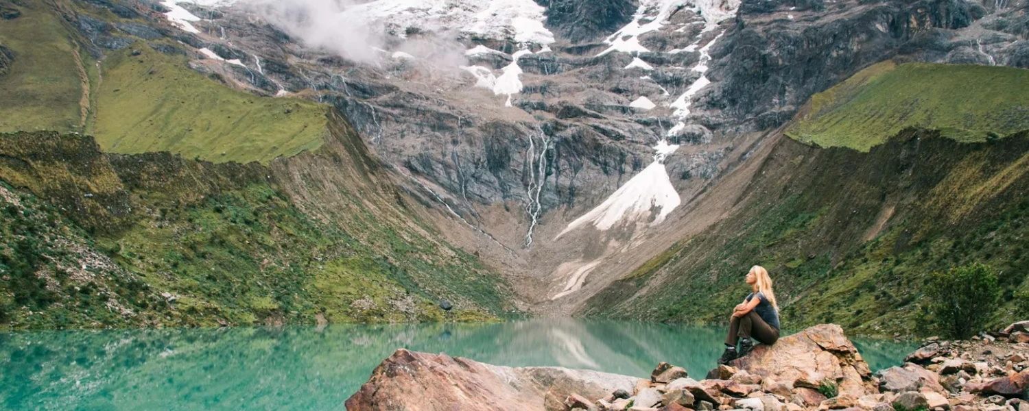 View of the turquoise Humantay Lake during a guided tour with Peru Grand Travel (PGT).