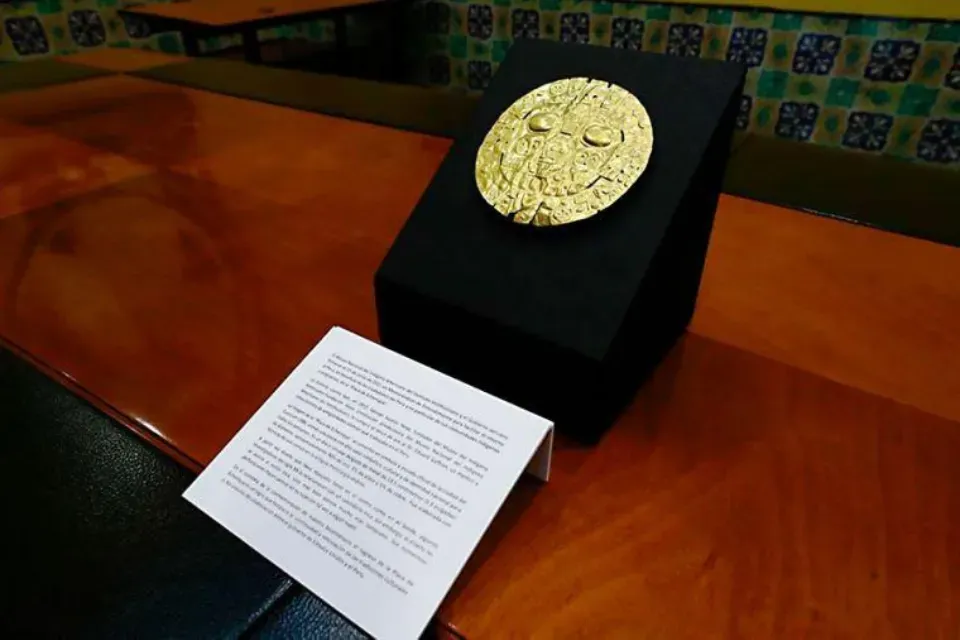 Echenique Disc Pre-Inca Gold Ornament Sun of Echenique archaeological gold disc displayed as a protected cultural artifact.