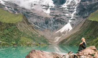 View of the turquoise Humantay Lake during a guided tour with Peru Grand Travel (PGT).