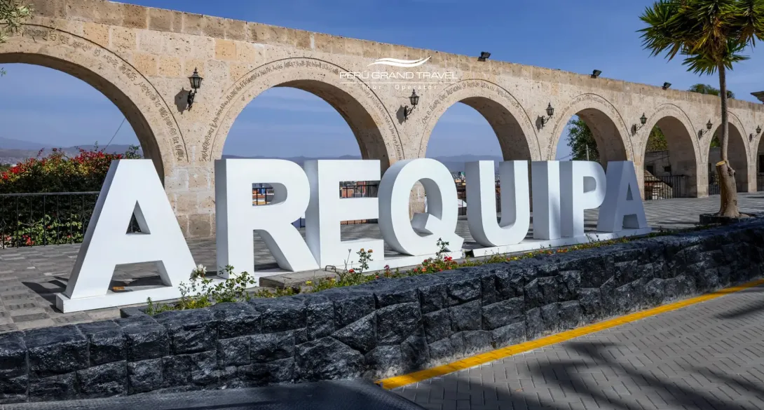 Things to do in Arequipa: posing for a beautiful photo next to the big “Arequipa” letters at Yanahuara viewpoint.