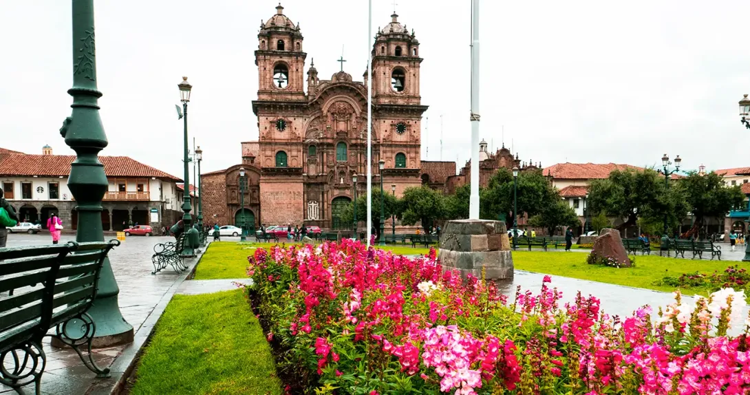 The best things to do in Cusco Plaza de Armas view of the Church of the Company of Jesus