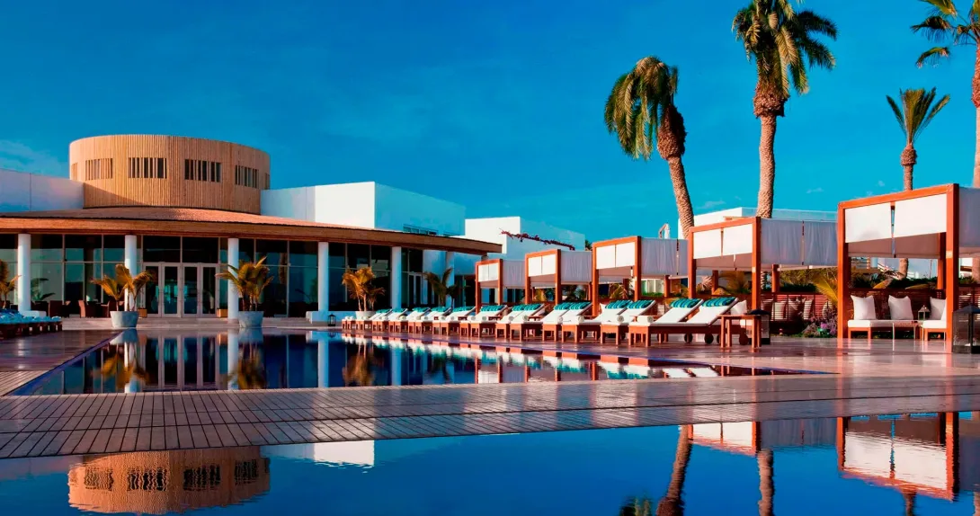 Luxury hotel Paracas with pool view, palm trees and lounge chairs