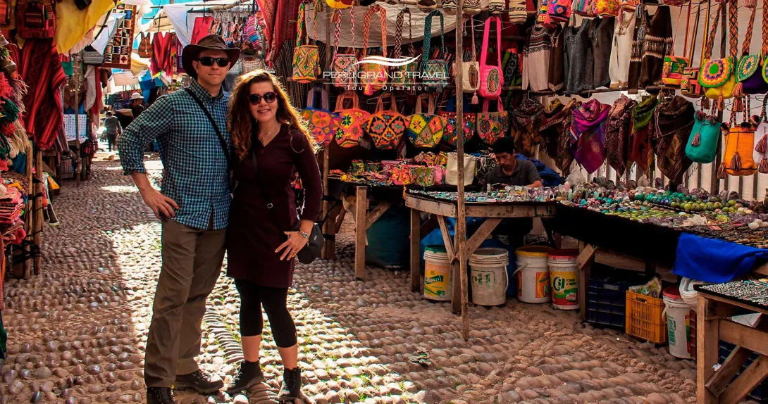 Tourists in the markets of Cusco with a view of Peruvian handicrafts